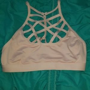 A Calia ( Carrie Underwood ) sports bra